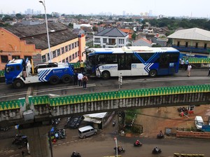 6 Fakta Adu Banteng TransJ di Jalur Langit Bikin Penumpang Luka