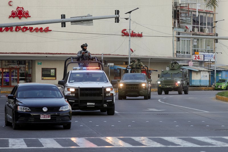 Puing-puing sebuah trailer akibat penghalang jalan dan serangan pembakaran yang dilakukan oleh anggota kejahatan terorganisir di beberapa negara bagian setelah operasi militer di mana sumber pemerintah mengatakan gembong narkoba Meksiko Nemesio Oseguera, yang dikenal sebagai