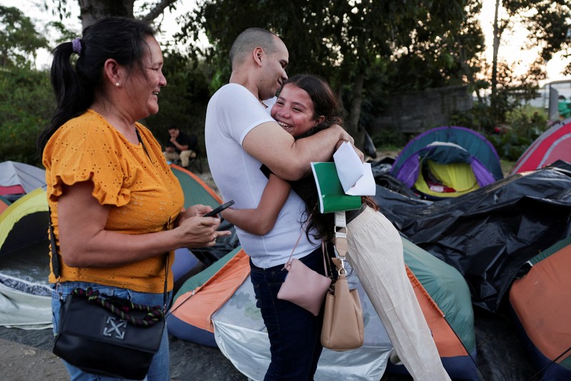 Carlos Jose Rodriguez disambut oleh keluarganya setelah dibebaskan dari pusat penahanan Rodeo, setelah anggota parlemen Venezuela menyetujui rancangan undang-undang amnesti terbatas untuk tahanan tertentu, di Guatire, Venezuela, 23 Februari 2026. (REUTERS/Gaby Oraa)