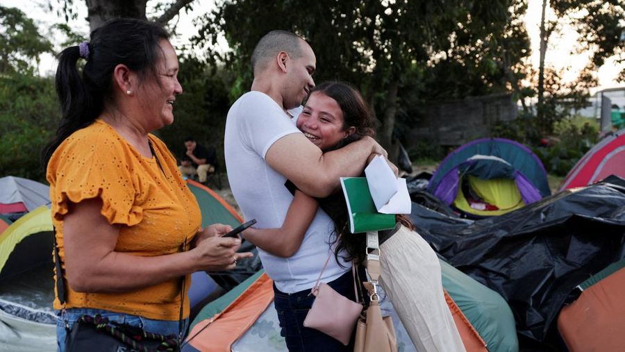 Carlos Jose Rodriguez disambut oleh keluarganya setelah dibebaskan dari pusat penahanan Rodeo, setelah anggota parlemen Venezuela menyetujui rancangan undang-undang amnesti terbatas untuk tahanan tertentu, di Guatire, Venezuela, 23 Februari 2026. (REUTERS/Gaby Oraa)