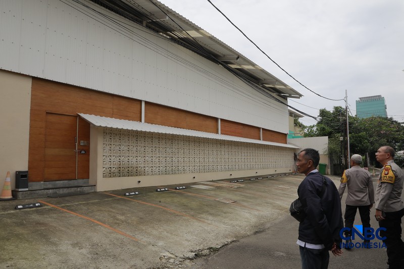 Deretan spanduk penolakan terbentang di pagar dan sudut jalan lingkungan RT 05/13, Pulomas, Jakarta Timur,  Selasa, (24/2/2026). (CNBC Indonesia/Muhammad Sabki)