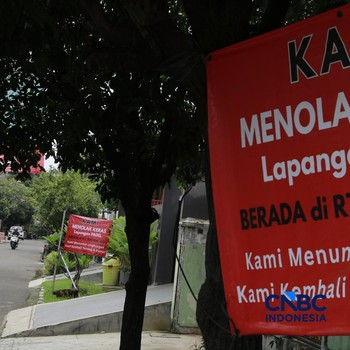 Deretan Spanduk Desak Penutupan Padel di Pemukiman Warga Pulomas