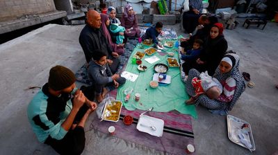 Keluarga Palestina Berbuka di Antara Reruntuhan