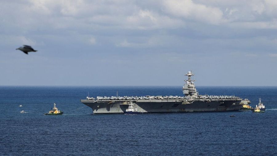 Kapal induk USS Gerald R. Ford tiba di Teluk Souda di pulau Kreta, Yunani, 23 Februari 2026. (REUTERS/Stelios Misinas)