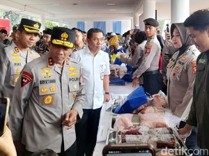 Warga Karawang Serbu Pasar Murah, Daging Sapi Dijual Rp 120 Ribu