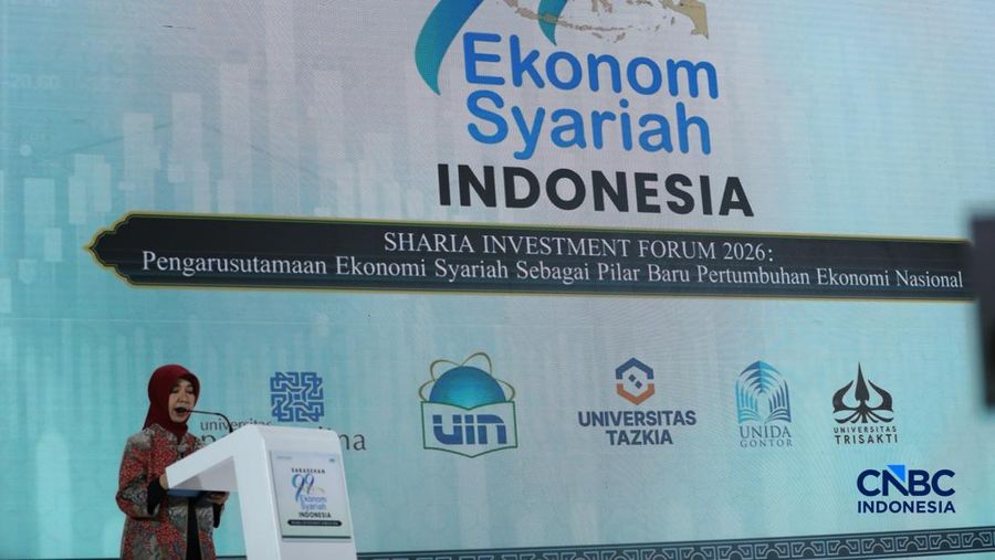 Kepala CSED INDEF, Prof. Nur Hidayah menyampaikan sambutan dalam Sarasehan 99 Ekonom Syariah: Sharia Investment Forum 2026 di Jakarta, Selasa (24/2/2026). (CNBC Indonesia/Tri Susilo)