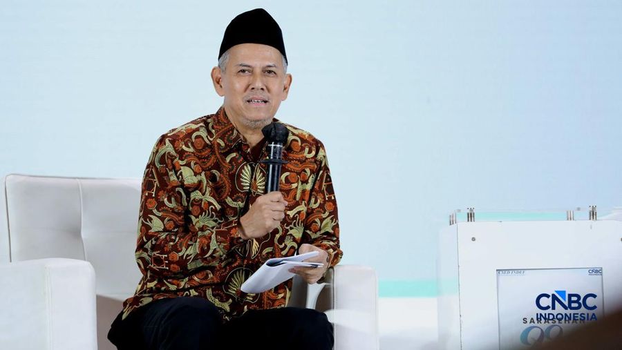 Ketua Dewan Komisioner Lembaga Penjamin Simpanan (LPS), Anggito Abimanyu saat menyampaikan pemaparan dalam Sarasehan 99 Ekonom Syariah: Sharia Investment Forum 2026 di Jakarta, Selasa (24/2/2026).(CNBC Indonesia/Tri Susilo)