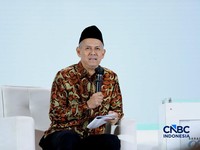 Ketua Dewan Komisioner Lembaga Penjamin Simpanan (LPS), Anggito Abimanyu saat menyampaikan pemaparan dalam Sarasehan 99 Ekonom Syariah: Sharia Investment Forum 2026 di Jakarta, Selasa (24/2/2026).(CNBC Indonesia/Tri Susilo)