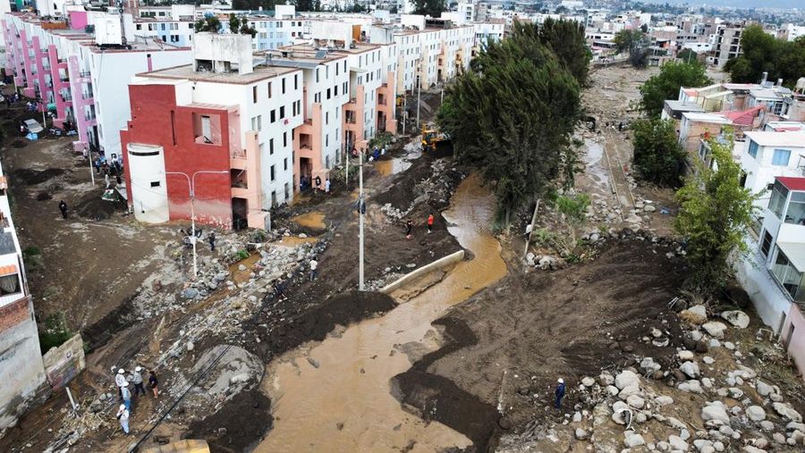 Kondii kerusakan akibat banjir bandang usai hujan lebat di Arequipa, Peru, Senin (23/2/2026). (REUTERS/Oswad Charca)