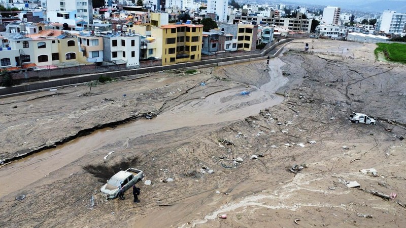 Kondii kerusakan akibat banjir bandang usai hujan lebat di Arequipa, Peru, Senin (23/2/2026). (REUTERS/Oswad Charca)