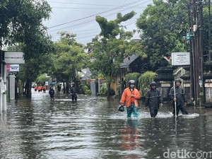 Banjir Capai 1 Meter, 40 Warga di Jalan Gurita Sesetan Dievakuasi