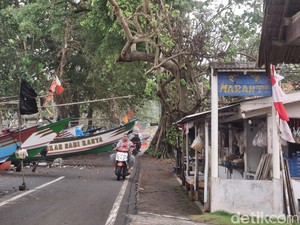 Abrasi Giring Perahu hingga ke Tepi Jalan di Batukaras