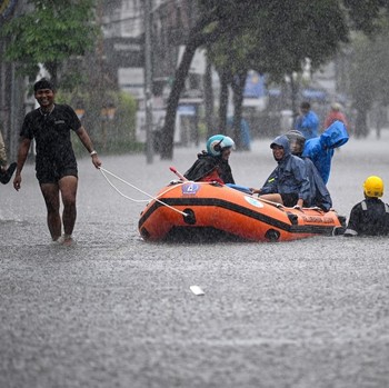 Penampakan Warga Angkut Koper-Turis Digeret Efek Banjir di Legian Bali