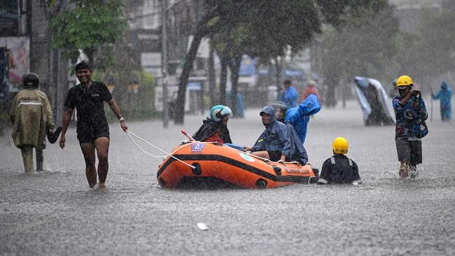 Penampakan Warga Angkut Koper-Turis Digeret Efek Banjir di Legian Bali