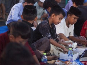 Dokter Jelaskan Alasan Sebaiknya Tak Langsung Makan Berat saat Berbuka Puasa