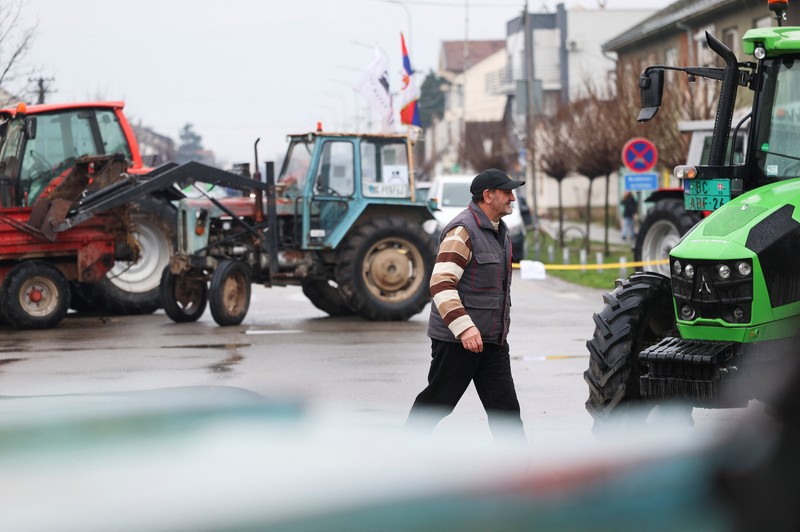Para petani Serbia memblokir jalan di Bogatic, Selasa (24/2/2026). (REUTERS/Zorana Jevtic)