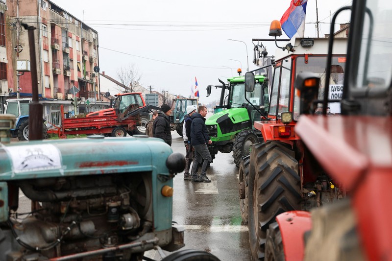 Para petani Serbia memblokir jalan di Bogatic, Selasa (24/2/2026). (REUTERS/Zorana Jevtic)