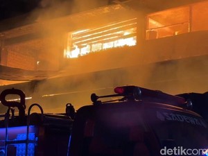 Pasar Rebo Purwakarta Terbakar, Petugas Masih Berjibaku Padamkan Api
