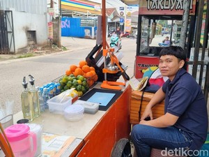 Pedagang Harap Kecipratan Rezeki dari Ramainya Kampung Padel Tangerang