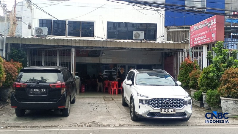 Penampakan toko perhiasan mewah Toko Bening Luxury Pluit, di Penjaringan, Jakarta Utara, yang disegel Bea Cukai Kanwil Jakarta minggu lalu, Jumat (20/2/2026). (CNBC Indonesia/Robertus Andrianto)