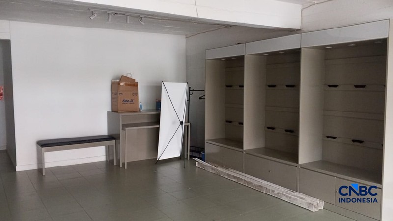 Penampakan toko perhiasan mewah Toko Bening Luxury Pluit, di Penjaringan, Jakarta Utara, yang disegel Bea Cukai Kanwil Jakarta minggu lalu, Jumat (20/2/2026). (CNBC Indonesia/Robertus Andrianto)