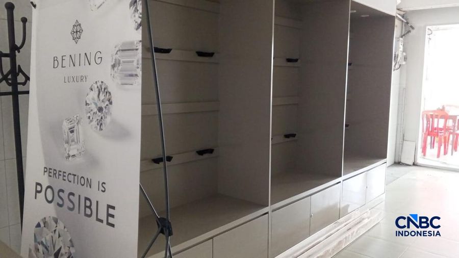 Penampakan toko perhiasan mewah Toko Bening Luxury Pluit, di Penjaringan, Jakarta Utara, yang disegel Bea Cukai Kanwil Jakarta minggu lalu, Jumat (20/2/2026). (CNBC Indonesia/Robertus Andrianto)