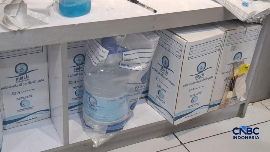 Penjualan air Zam zam di Tanah Abang, Jakarta. (CNBC Indonesia/Chandra Dwi)