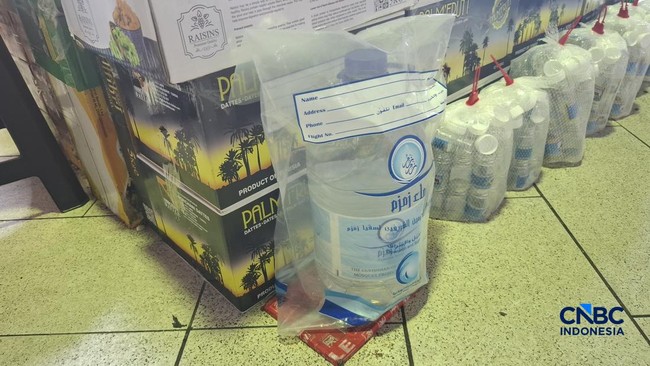 Bukan Cuma di Online, Air Zamzam 'Banjir' di Pasar Tanah Abang