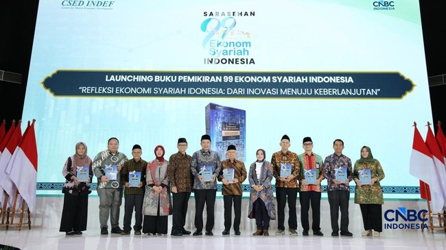 Momen INDEF Serahkan Buku 99 Ekonom Syariah ke Ma'ruf Amin-Kepala BPKH