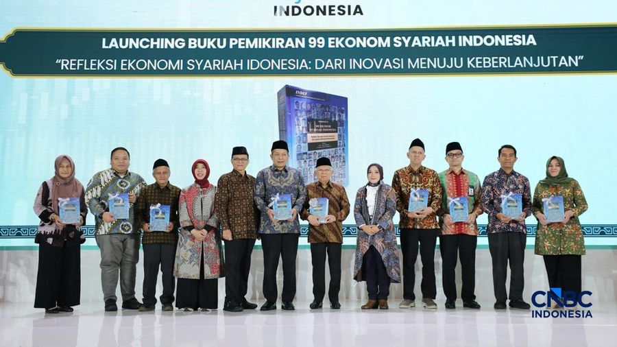 Penyerahan buku dalam Sarasehan 99 Ekonom Syariah: Sharia Investment Forum 2026 di Jakarta, Selasa (24/2/2026). (CNBC Indonesia/Tri Susilo)