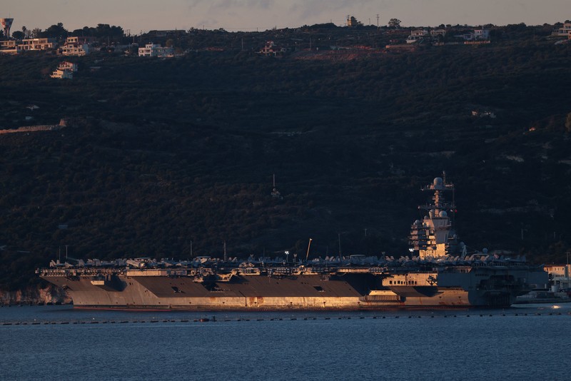 Kapal induk USS Gerald R. Ford tiba di Teluk Souda di pulau Kreta, Yunani, 23 Februari 2026. (REUTERS/Stelios Misinas)