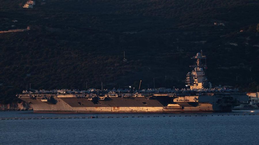 Kapal induk USS Gerald R. Ford tiba di Teluk Souda di pulau Kreta, Yunani, 23 Februari 2026. (REUTERS/Stelios Misinas)