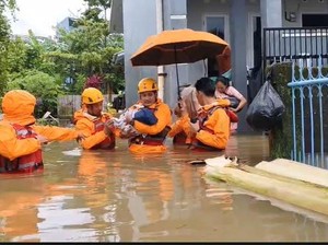 Momen Evakuasi Bayi Saat Banjir Rendam Permukiman di Tello Barru Makassar