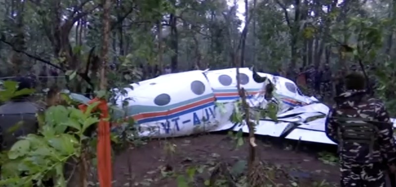 Polisi dan petugas keamanan bekerja di lokasi jatuhnya pesawat ambulans udara Beechcraft yang menewaskan ketujuh orang di dalamnya, di Chatra, India, Selasa (24/2/2026). (ANI/Reuters TV via REUTERS)