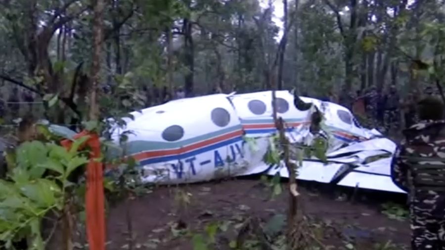 Polisi dan petugas keamanan bekerja di lokasi jatuhnya pesawat ambulans udara Beechcraft yang menewaskan ketujuh orang di dalamnya, di Chatra, India, Selasa (24/2/2026). (ANI/Reuters TV via REUTERS)