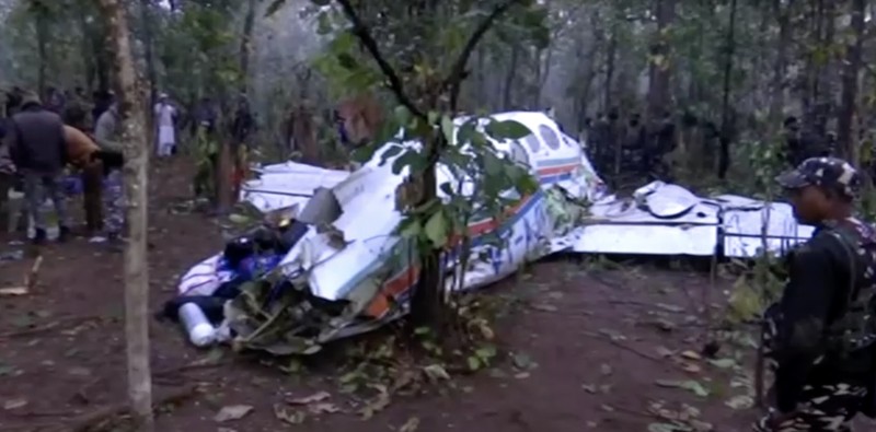 Polisi dan petugas keamanan bekerja di lokasi jatuhnya pesawat ambulans udara Beechcraft yang menewaskan ketujuh orang di dalamnya, di Chatra, India, Selasa (24/2/2026). (ANI/Reuters TV via REUTERS)