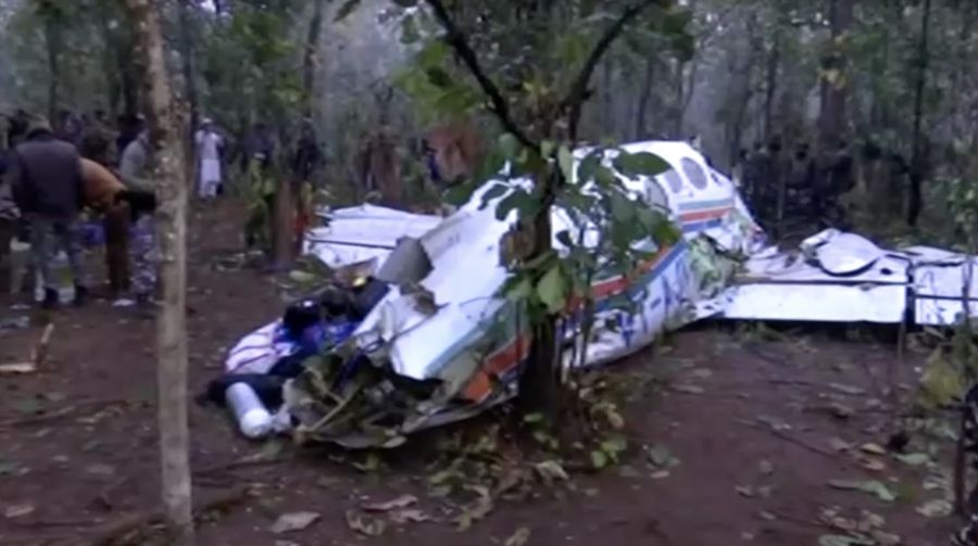 Polisi dan petugas keamanan bekerja di lokasi jatuhnya pesawat ambulans udara Beechcraft yang menewaskan ketujuh orang di dalamnya, di Chatra, India, Selasa (24/2/2026). (ANI/Reuters TV via REUTERS)