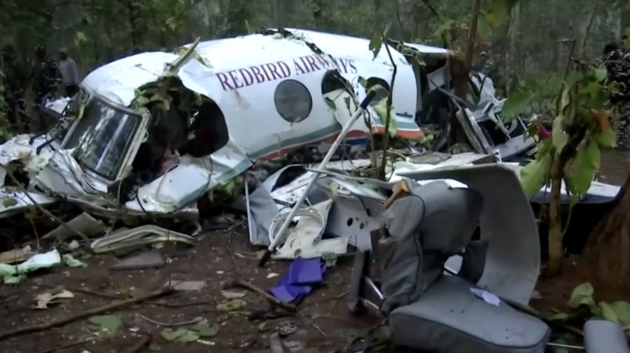 Polisi dan petugas keamanan bekerja di lokasi jatuhnya pesawat ambulans udara Beechcraft yang menewaskan ketujuh orang di dalamnya, di Chatra, India, Selasa (24/2/2026). (ANI/Reuters TV via REUTERS)