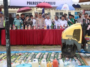 1.435 Botol Miras di Mamuju Dimusnahkan demi Jaga Kamtibmas Saat Ramadan