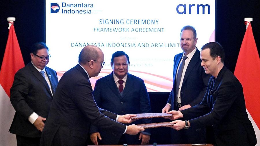 Presiden Prabowo Subianto menyaksikan penandatanganan perjanjian kerangka kerja antara Badan Pengelola Investasi Danantara Indonesia (BPI Danantara) dan Arm Limited di London, Inggris, pada Senin (23/2/2026). (Dok. BPMI)