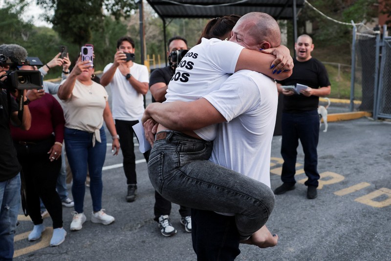 Carlos Jose Rodriguez disambut oleh keluarganya setelah dibebaskan dari pusat penahanan Rodeo, setelah anggota parlemen Venezuela menyetujui rancangan undang-undang amnesti terbatas untuk tahanan tertentu, di Guatire, Venezuela, 23 Februari 2026. (REUTERS/Gaby Oraa)