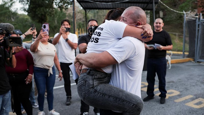 Carlos Jose Rodriguez disambut oleh keluarganya setelah dibebaskan dari pusat penahanan Rodeo, setelah anggota parlemen Venezuela menyetujui rancangan undang-undang amnesti terbatas untuk tahanan tertentu, di Guatire, Venezuela, 23 Februari 2026. (REUTERS/Gaby Oraa)