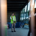 Seorang pekerja Metro Santo Domingo berbicara di telepon seluler sementara orang-orang berusaha menggunakan Metro Santo Domingo setelah layanan dihentikan karena pemadaman listrik nasional yang disebabkan oleh kegagalan besar pada jaringan listrik na