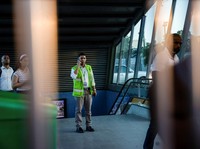 Seorang pekerja Metro Santo Domingo berbicara di telepon seluler sementara orang-orang berusaha menggunakan Metro Santo Domingo setelah layanan dihentikan karena pemadaman listrik nasional yang disebabkan oleh kegagalan besar pada jaringan listrik na