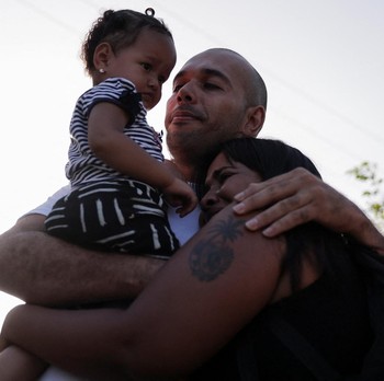 Rezim Tumbang, Ribuan Tahanan Politik Nangis Haru Bebas dari Penjara