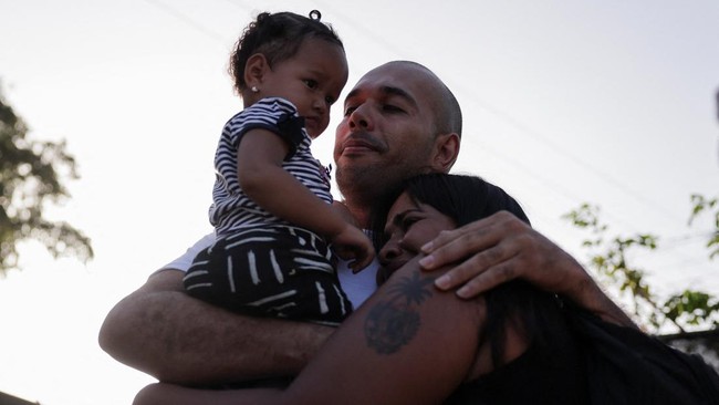 Rezim Tumbang, Ribuan Tahanan Politik Nangis Haru Bebas dari Penjara