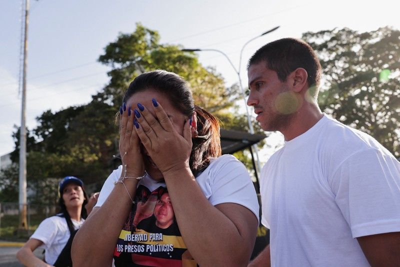 Carlos Jose Rodriguez disambut oleh keluarganya setelah dibebaskan dari pusat penahanan Rodeo, setelah anggota parlemen Venezuela menyetujui rancangan undang-undang amnesti terbatas untuk tahanan tertentu, di Guatire, Venezuela, 23 Februari 2026. (REUTERS/Gaby Oraa)