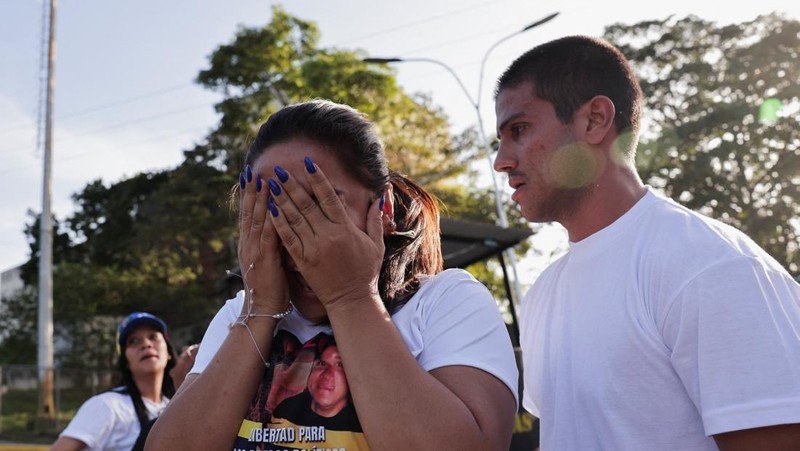 Carlos Jose Rodriguez disambut oleh keluarganya setelah dibebaskan dari pusat penahanan Rodeo, setelah anggota parlemen Venezuela menyetujui rancangan undang-undang amnesti terbatas untuk tahanan tertentu, di Guatire, Venezuela, 23 Februari 2026. (REUTERS/Gaby Oraa)