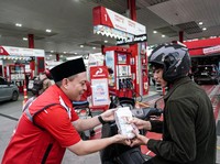Semarak Ramadan, Pertamina Berbagi Takjil & Layanan SPBU Nuansa Religi