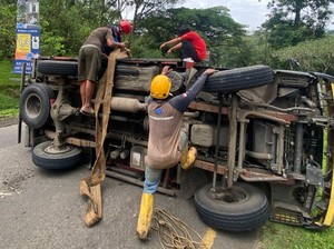 Pecah Ban, Truk Muatan Galon Terguling di Sentul Bogor